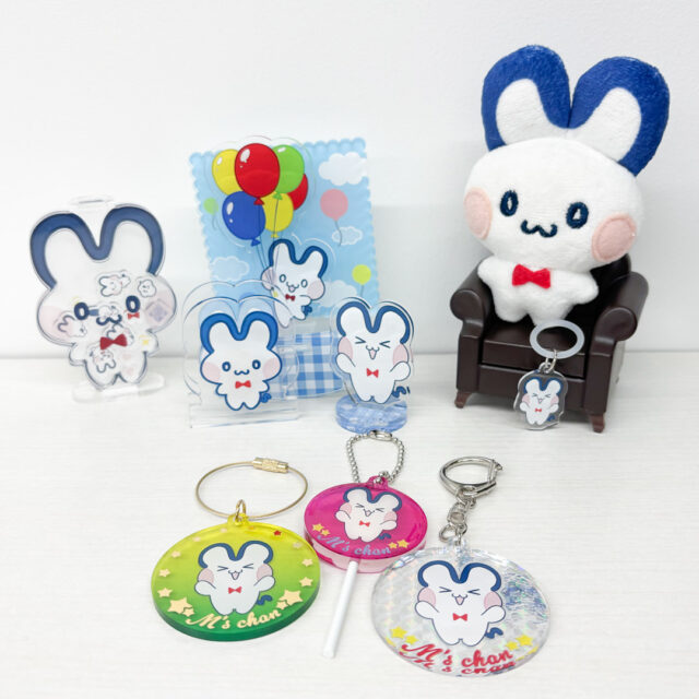 こんにちは！エムズカンパニーです！
＼今回はアクリルグッズをご紹介！🐰／

アクスタやアクキーの定番アイテムはもちろん、アンブレラマーカーやシャカシャカゆらゆらする特殊なアクリルスタンド、ヘアクリップなど多彩なラインナップで制作可能です🙌

さらに、
✨ ホログラム加工
✨ 箔押し加工
✨ キャンディ型
にも対応しています！

「キャラクターの世界観に合うデザインにしたい！」
「どんなデザインにするか迷っている…」
そんなお悩みも大歓迎です✨

アクリルならではの透明感を活かした、とっておきのデザインをご提案します🎨

アイデアをそのまま形にするのはもちろん、細部までこだわり抜いたクオリティでお届けします！

#アニメグッズ #ノベルティ #ノベルティ作成 #オリジナルグッズ #エムズカンパニー #神保町